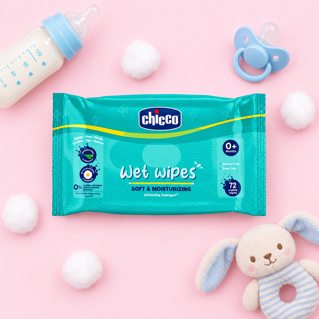 Baby accessories ke saath flat lay